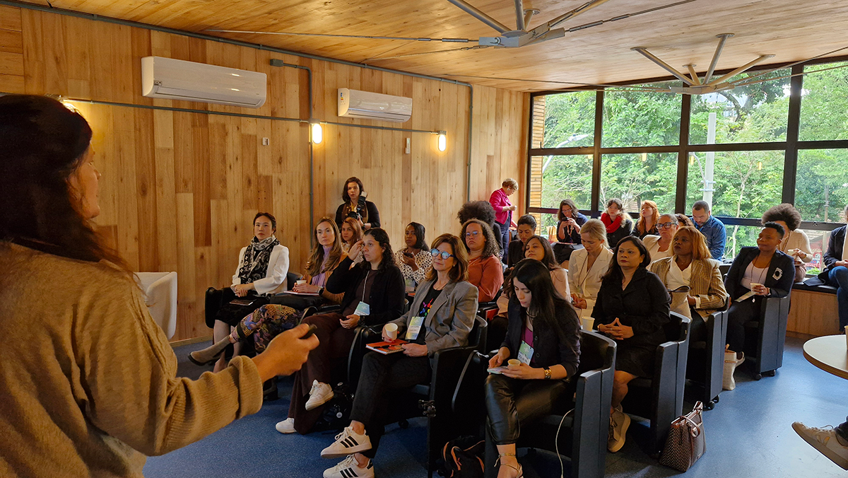 Foto de um workshop sendo assistido por diversas pessoas sentadas