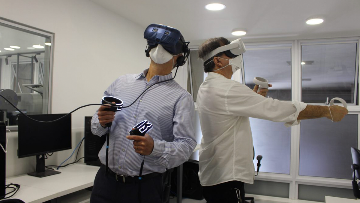 fotos de óculos virtuais sendo utilizados por duas pessoas