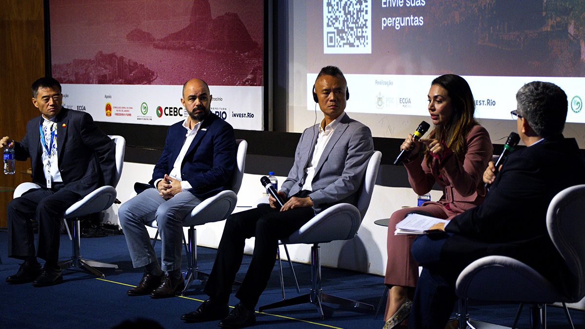 Fotos de palestrantes em um evento