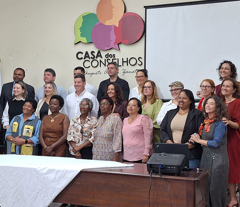 Foto de pessoas reunidas representando o polo de Pró-Impacto